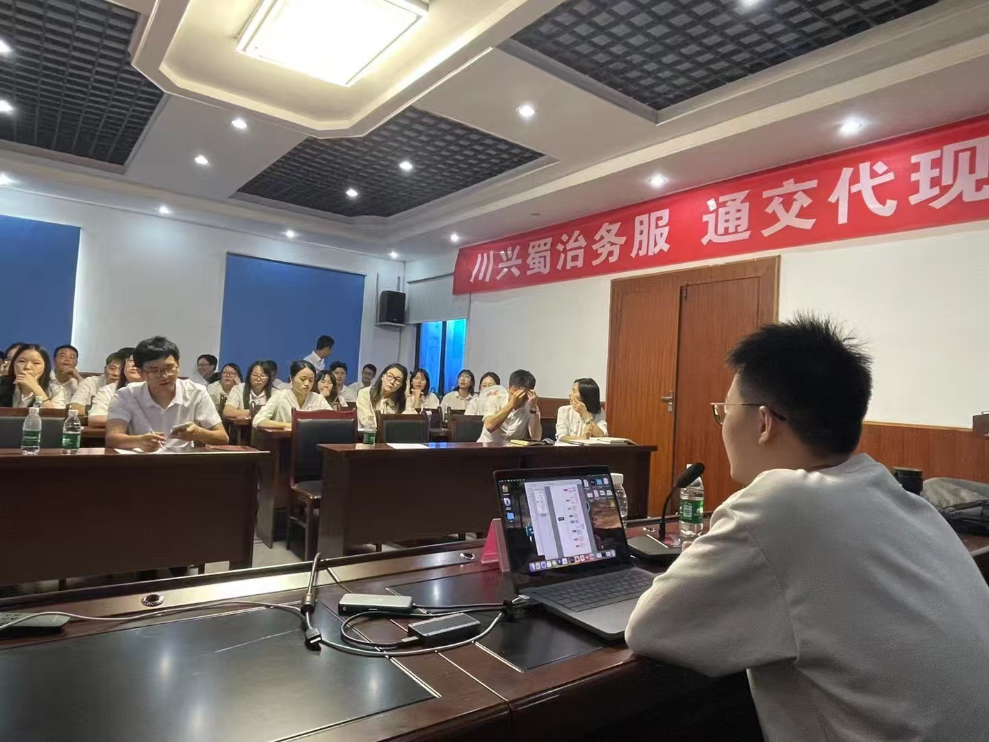 胡浪浪在蜀道集团摄影培训现场授课